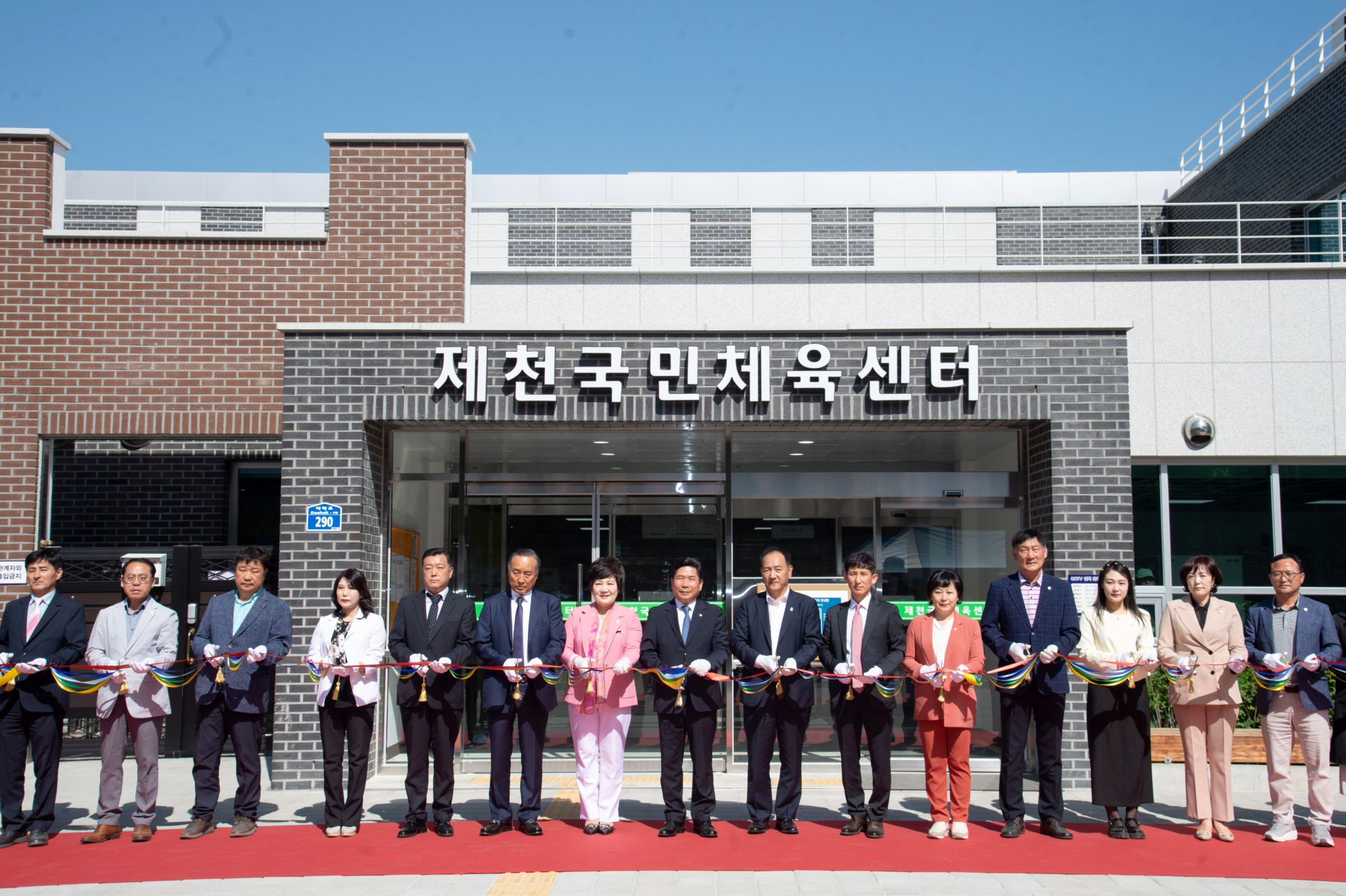 제천시 공공체육시설‘제천국민체육센터’개관식 열려 - 최신식 수영장 오픈에 시민들 반색 - 이미지 5